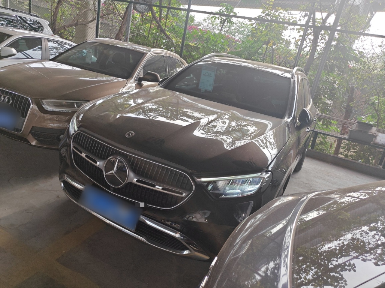 Под передней частью автомобиля