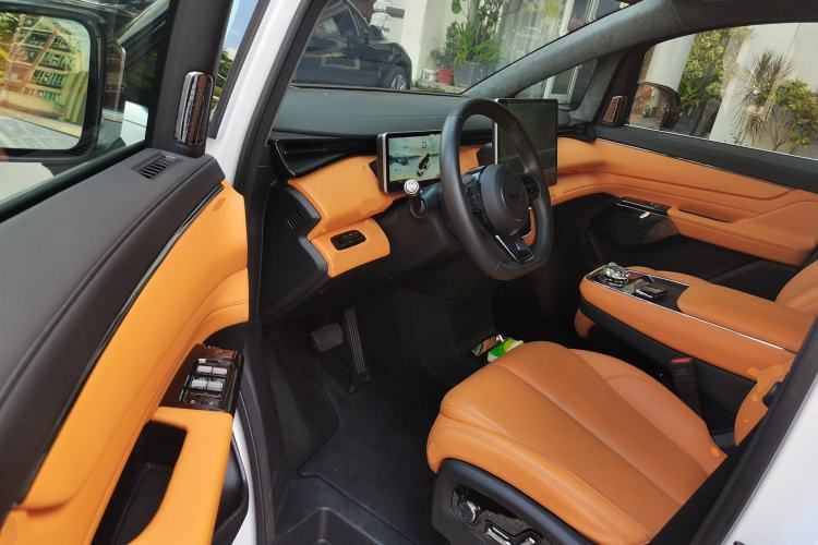 Used Geely Galaxy LEVC L380 2024 140-Degree 6-Seater All-Wheel-Drive Ultra