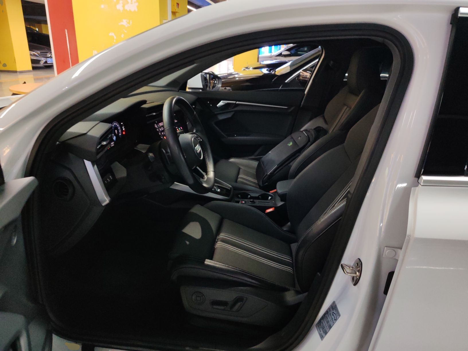 Переднее сиденье в автомобиле