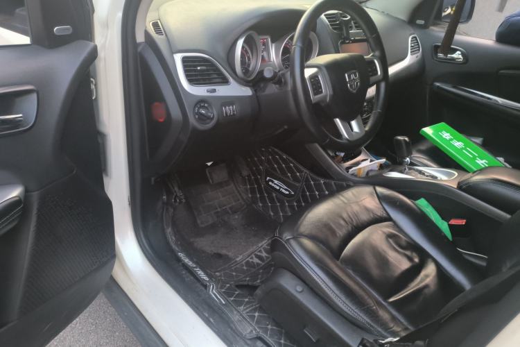 Used Dodge Journey 2013 2.4L Two-Wheel Drive Luxury Version Driver Seat