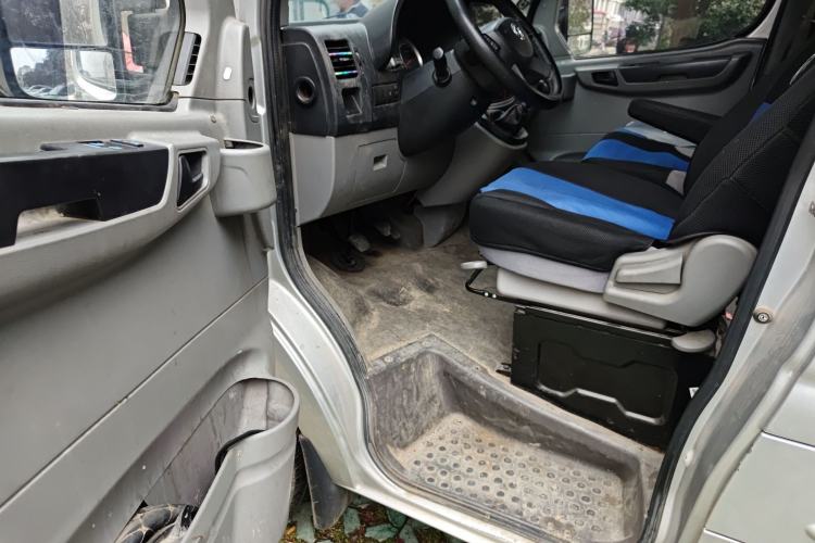 Used Dongfeng Yufeng 2020 2.3T Economy Logistics Vehicle Short Wheelbase Mid-Roof Design 5-9 Seats WP2.3