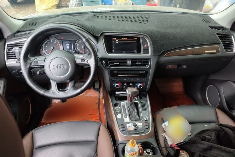 Used Audi Q5 2017 Plus 40 TFSI Comfort Model Center Console