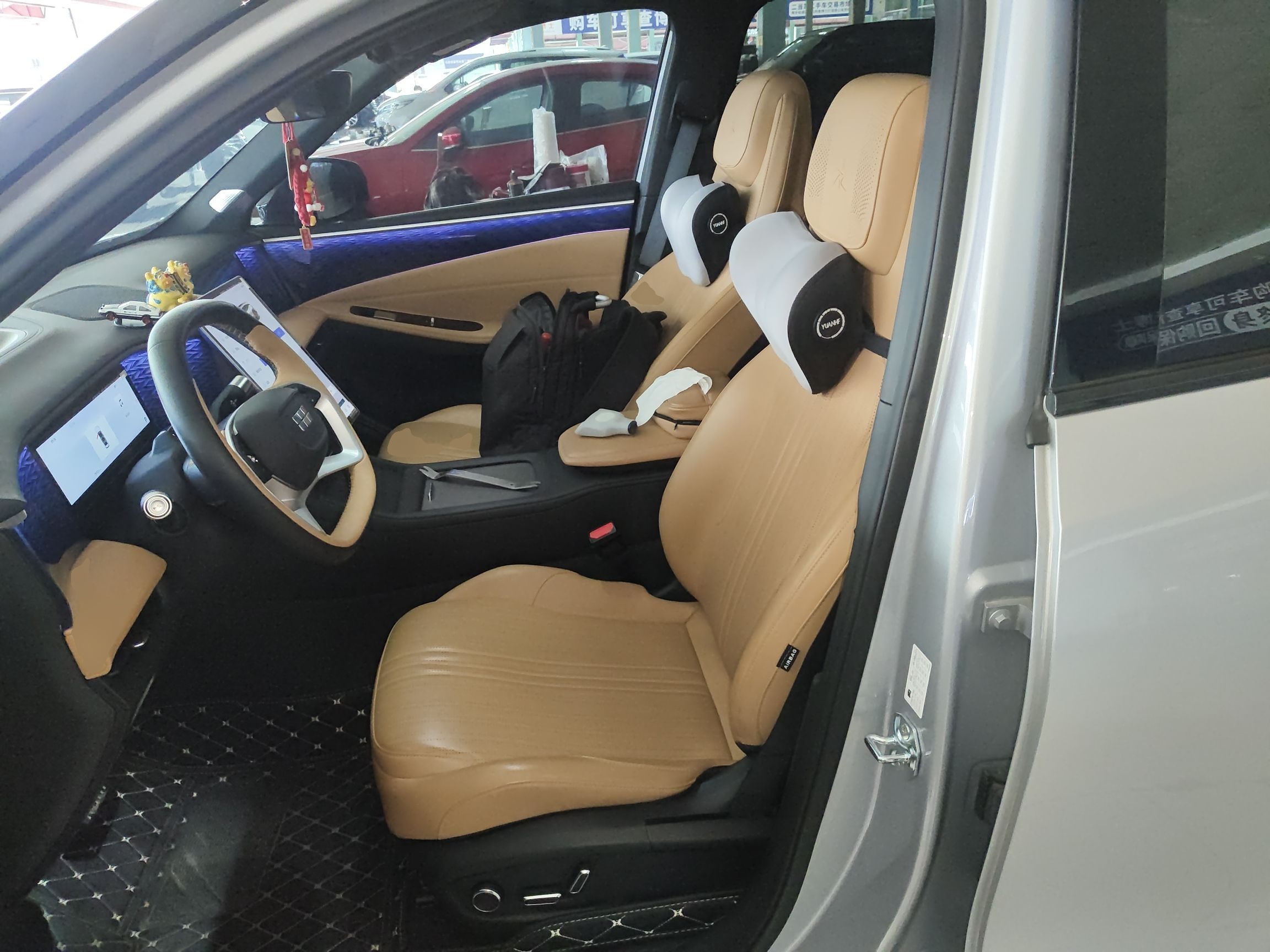 المقاعد الأمامية داخل السيارة