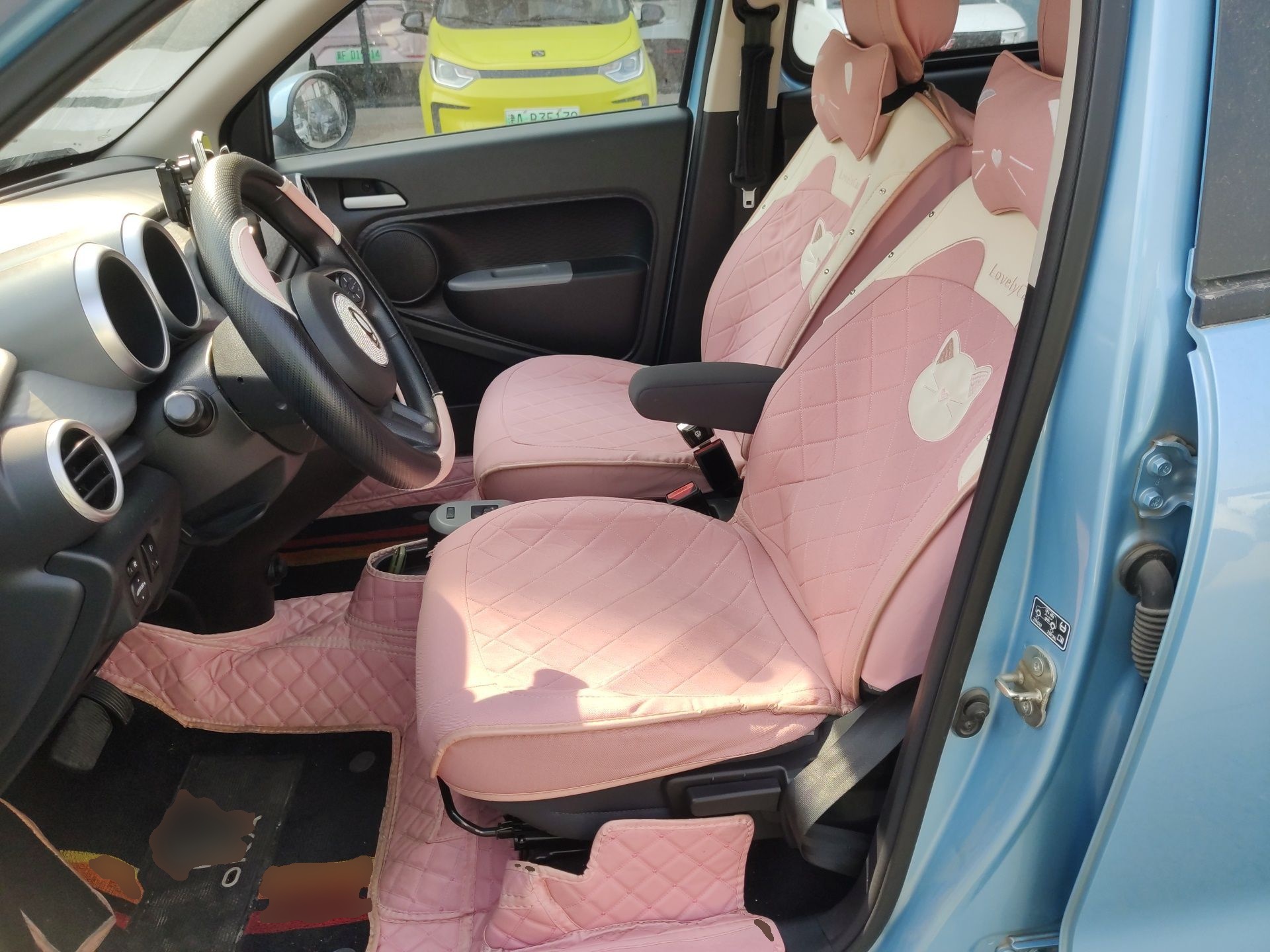 المقاعد الأمامية داخل السيارة