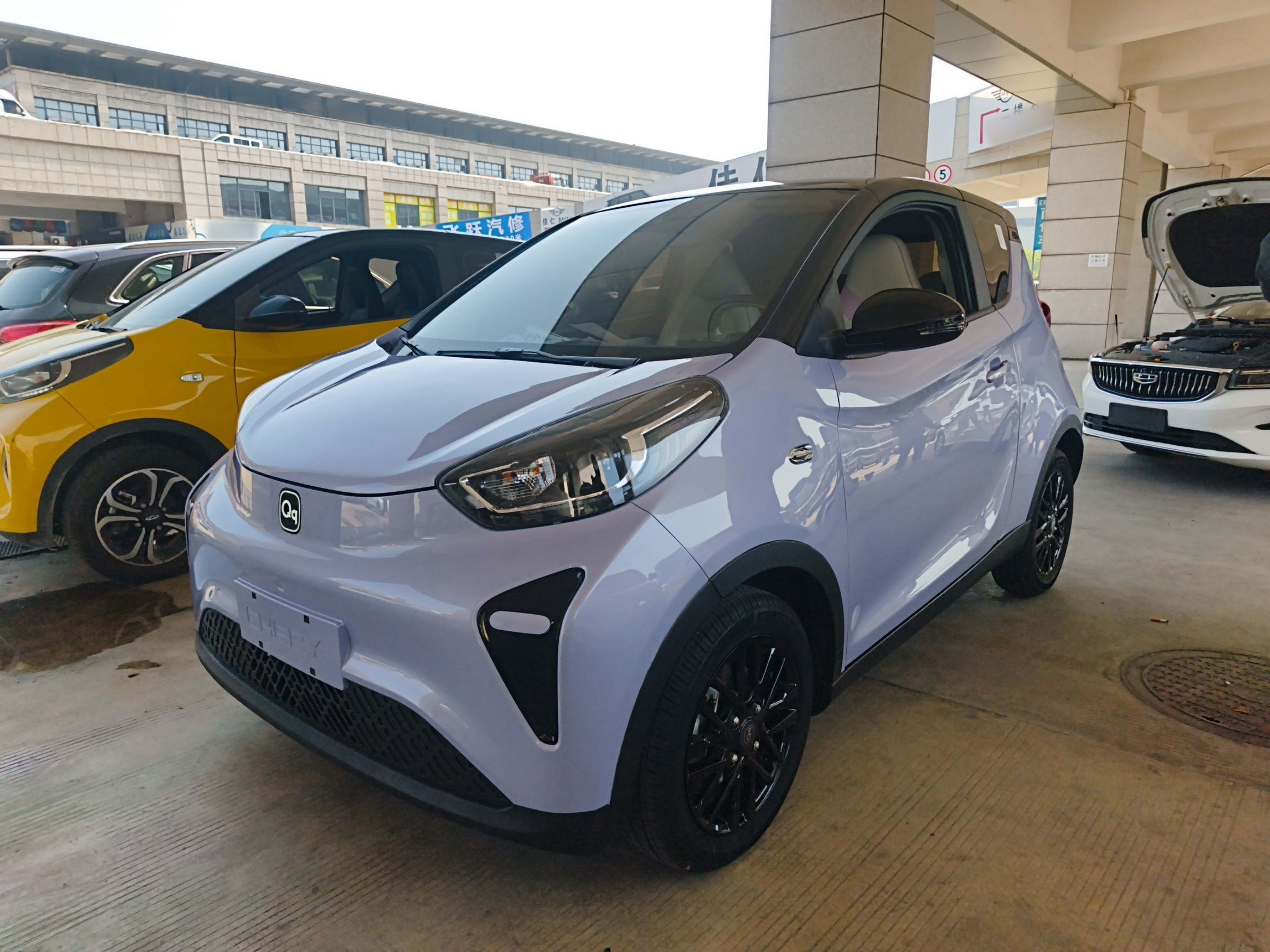 Под передней частью автомобиля