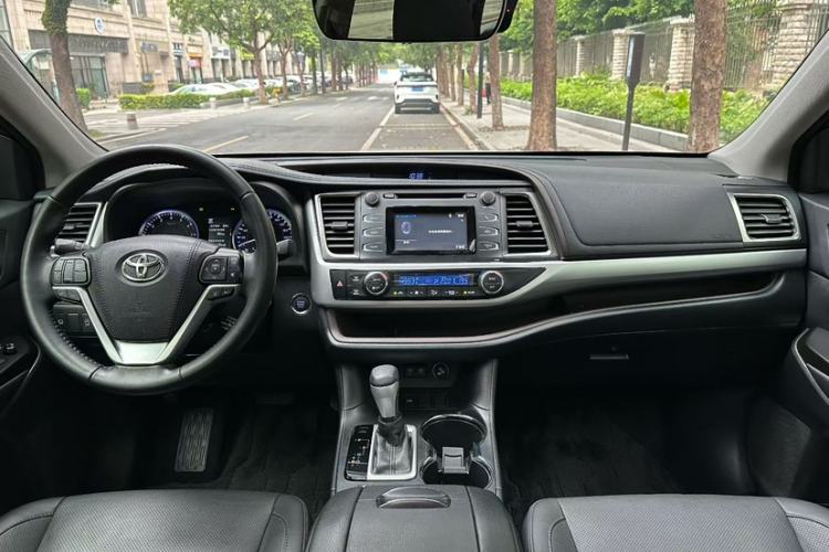 Used Toyota Highlander 2018 2.0T Two-Wheel-Drive Luxury Edition 7 Seats Emission Standard China V Interior 2