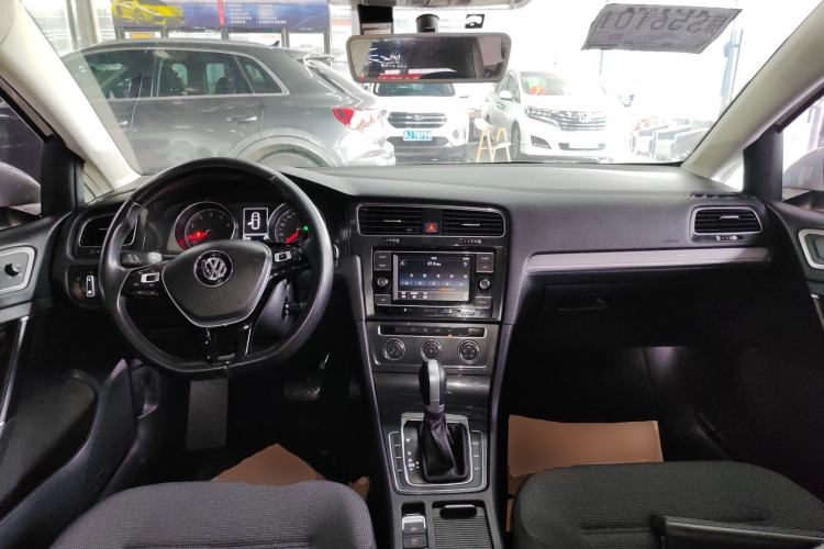 Used Volkswagen Golf 2018 1.6L Automatic Comfort Model Center Console