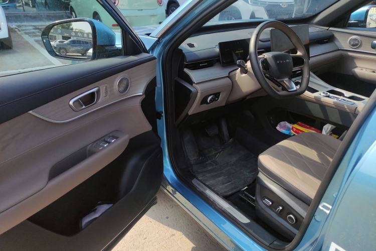 Used Chery Tiggo 8 PLUS C-DM 2025 1.5T 116 km Prestige Version 5 Seats
