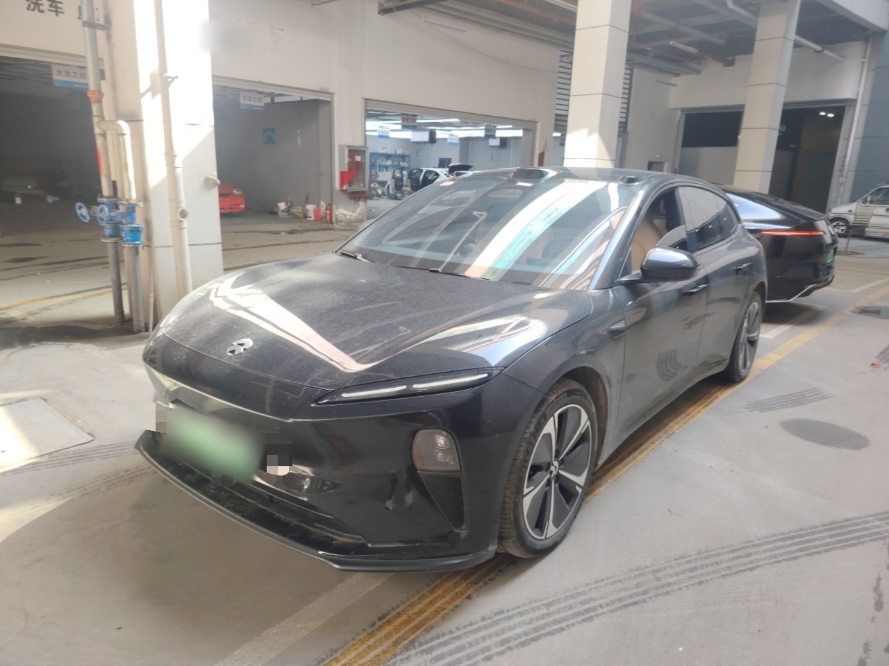 Под передней частью автомобиля