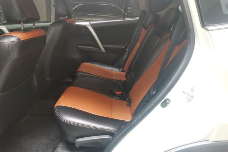 Used Toyota RAV4 2019 2.0L CVT Two-Wheel Drive Luxury Version China VI Standard Left Rear Seat