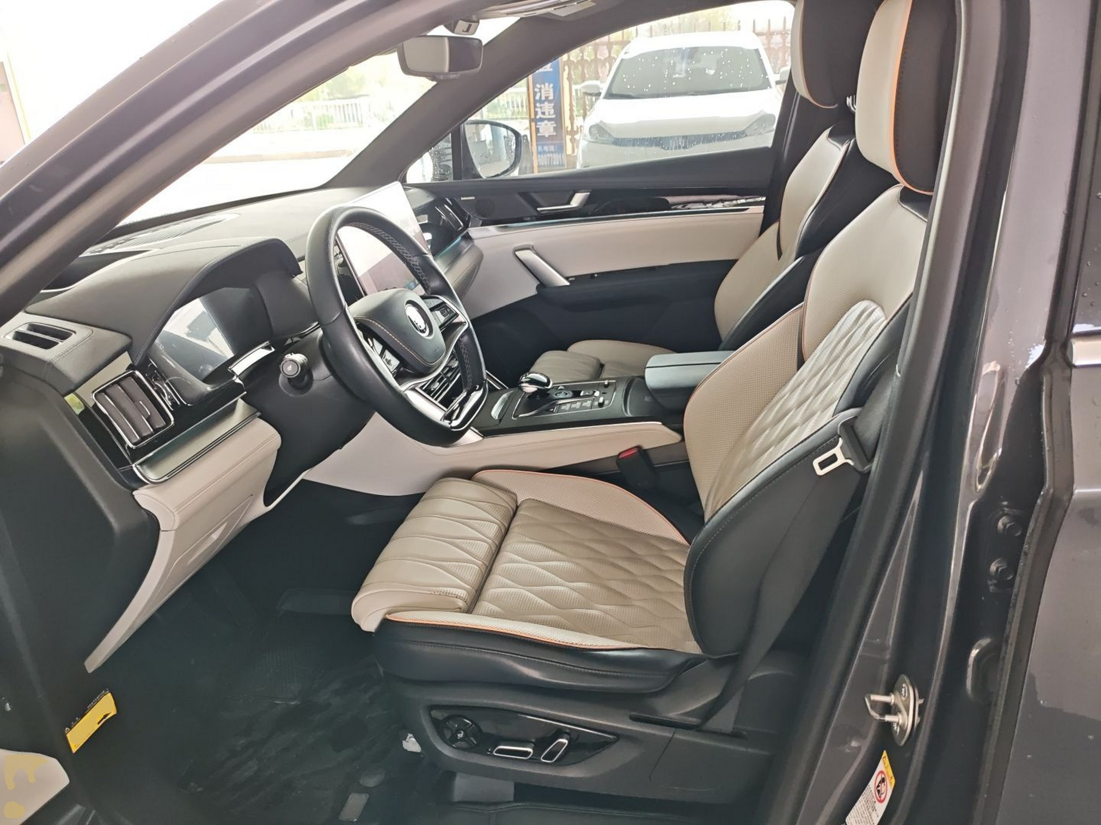 المقاعد الأمامية داخل السيارة