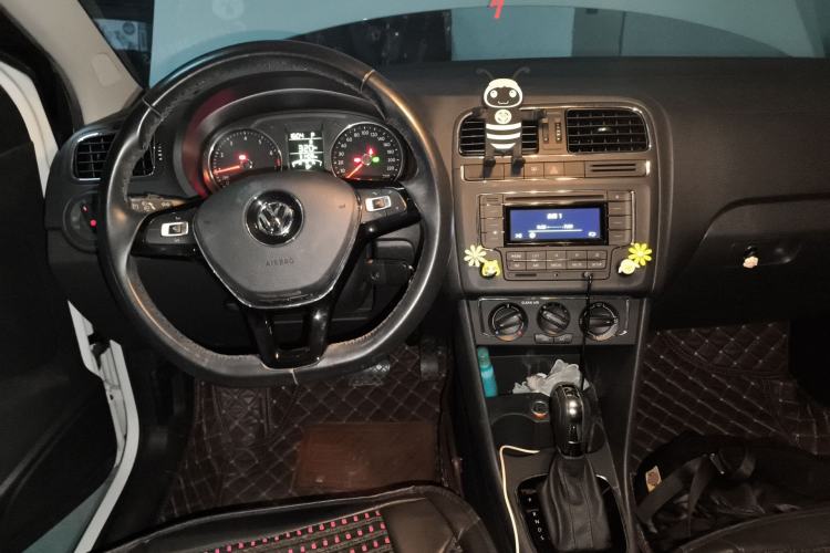 Used Volkswagen Polo 2016 1.6L Automatic Comfort Model Center Console