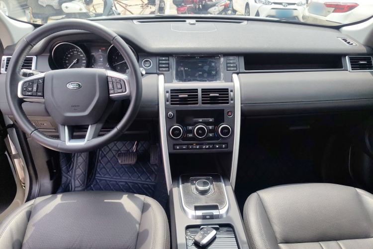 Used Land Rover Discovery Sport 2018 240 PS SE Version Center Console
