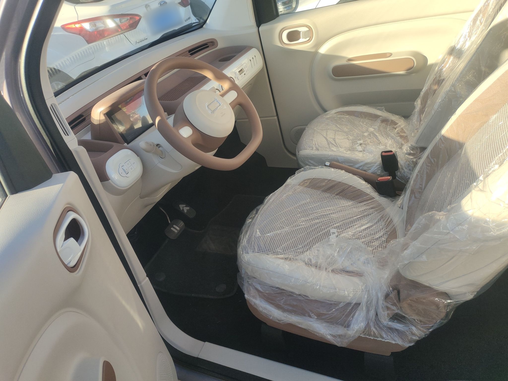 المقاعد الأمامية داخل السيارة