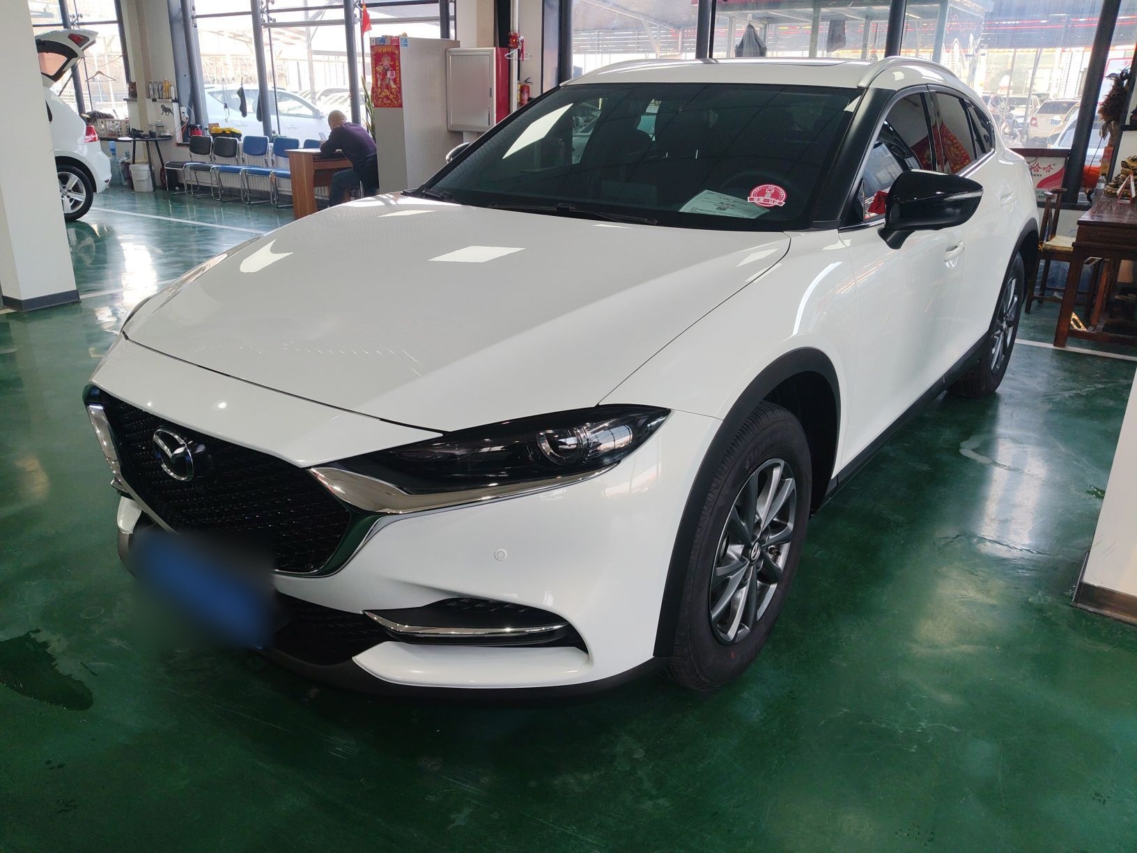 Под передней частью автомобиля