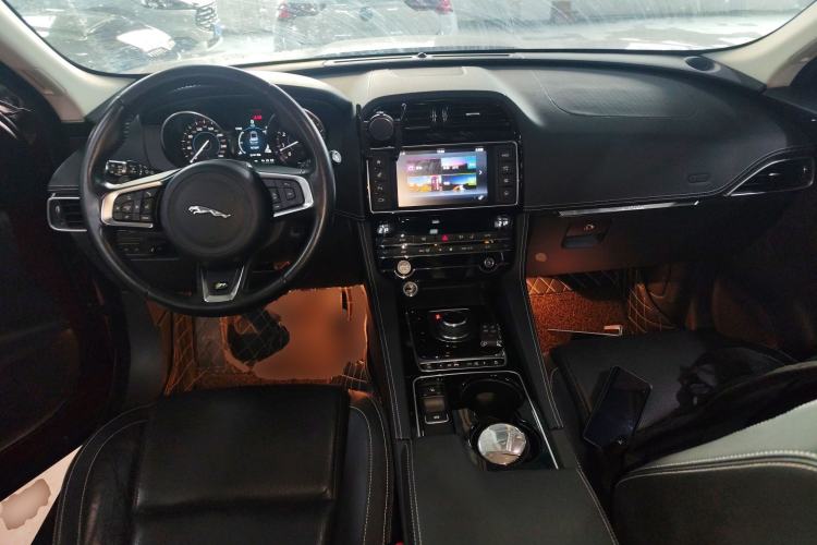 Used Jaguar F-PACE 2016 3.0 SC Four-Wheel Drive R-Sport Sport Edition Center Console