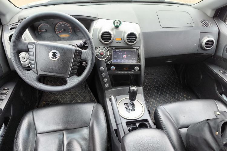 Used SsangYong Actyon 2011 2.0T Two-Wheel-Drive Luxury Diesel Edition Center Console