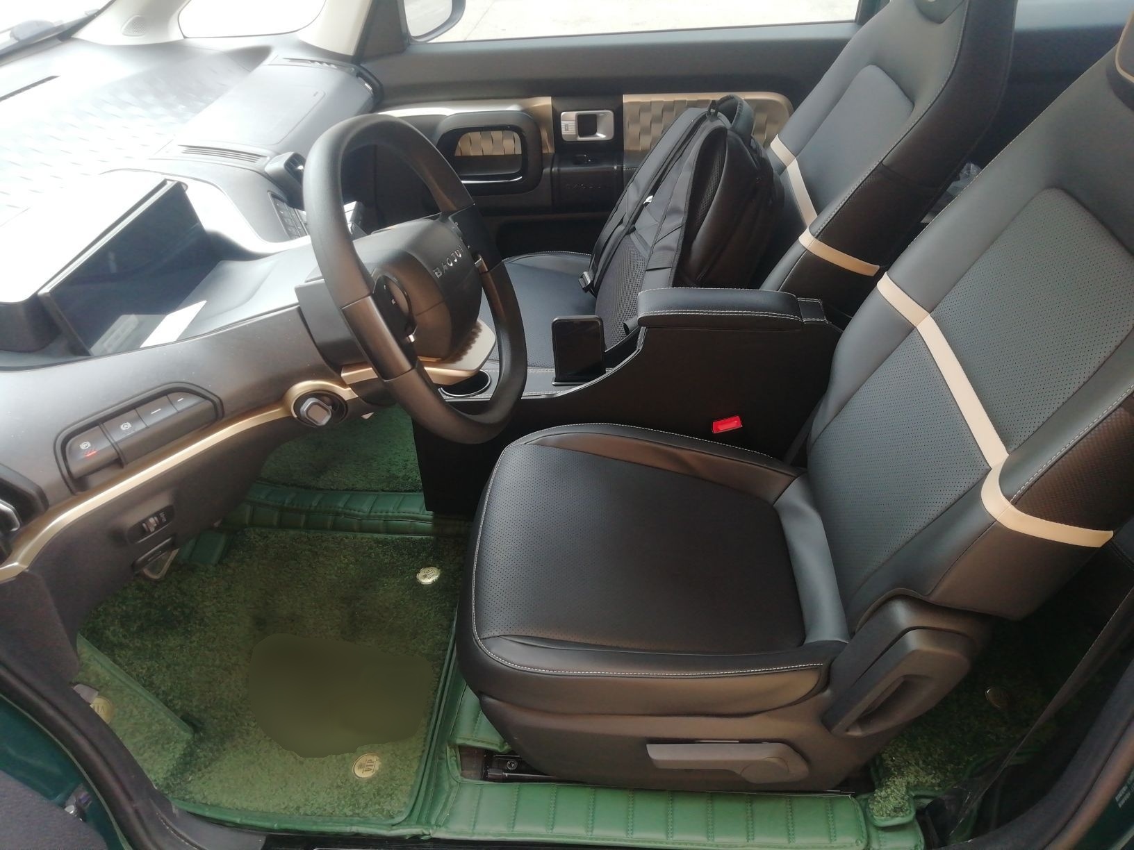 المقاعد الأمامية داخل السيارة