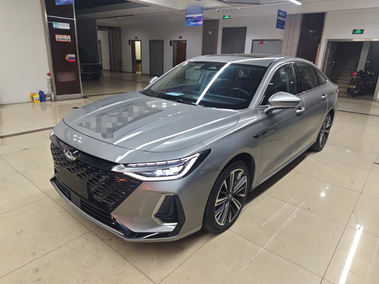 تحت مقدمة السيارة