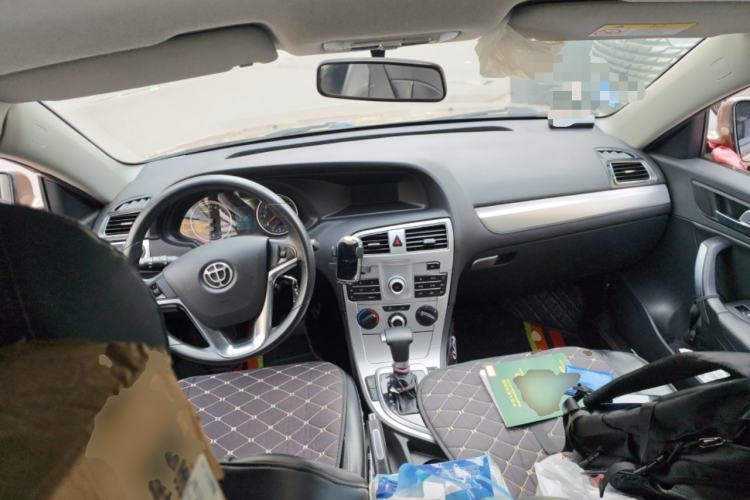 Used Brilliance H530 2017 1.6L Automatic Comfort Model Center Console