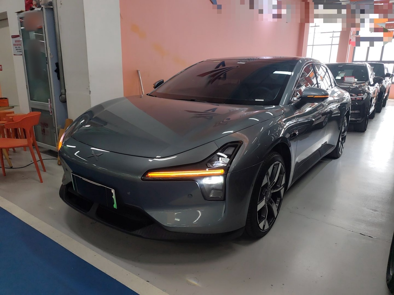 تحت مقدمة السيارة