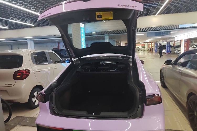 Used CHANGAN UNI-V 2022 1.5T Smart Navigation Version Trunk