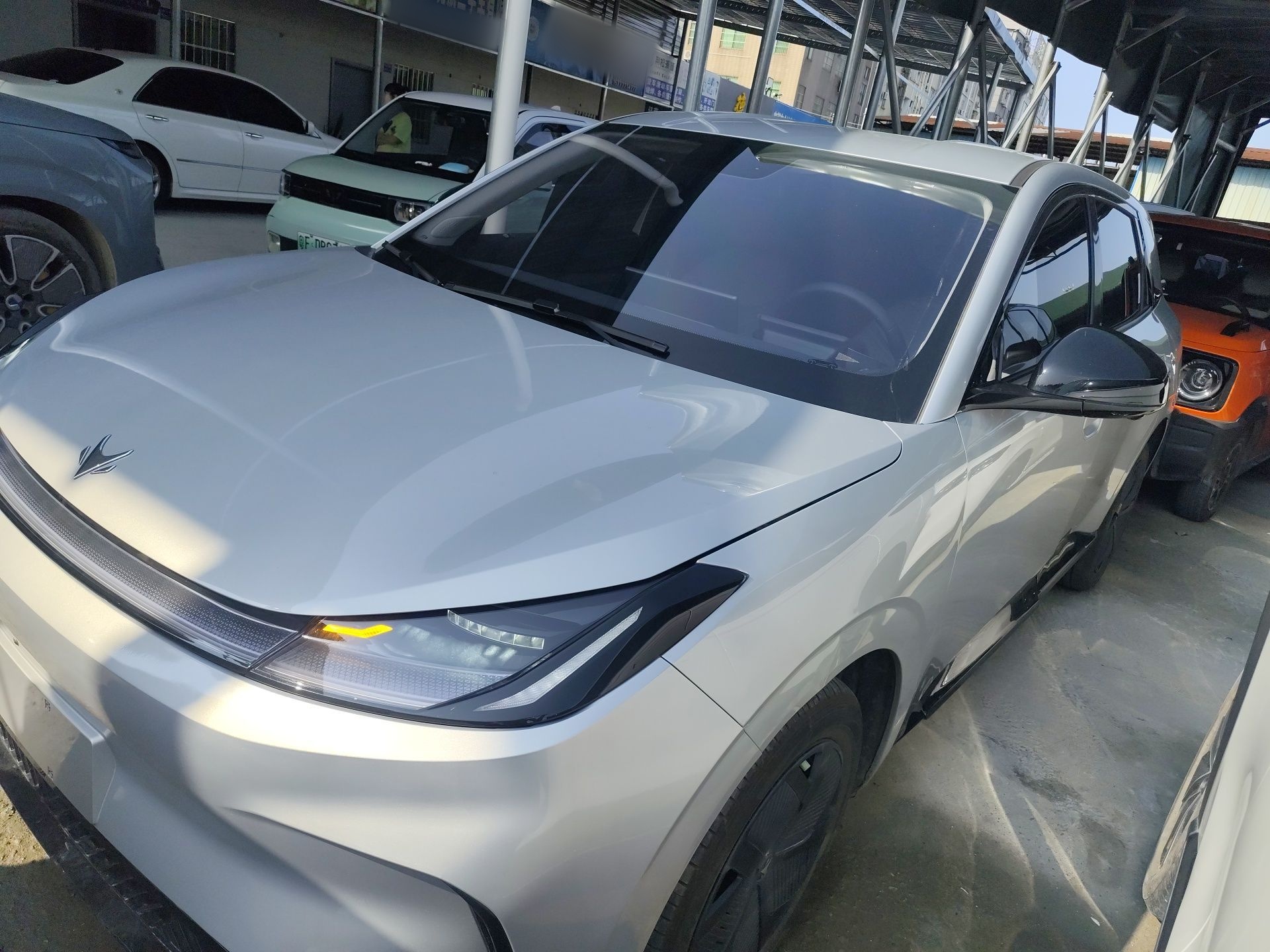 تحت مقدمة السيارة