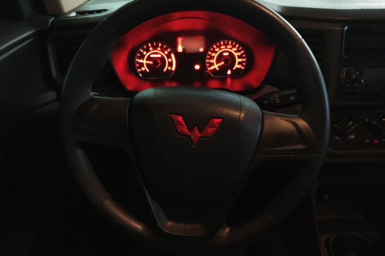 Used Wuling Hongguang V 2022 1.5L Jingqu Edition Electric-Assist LAR Steering Wheel