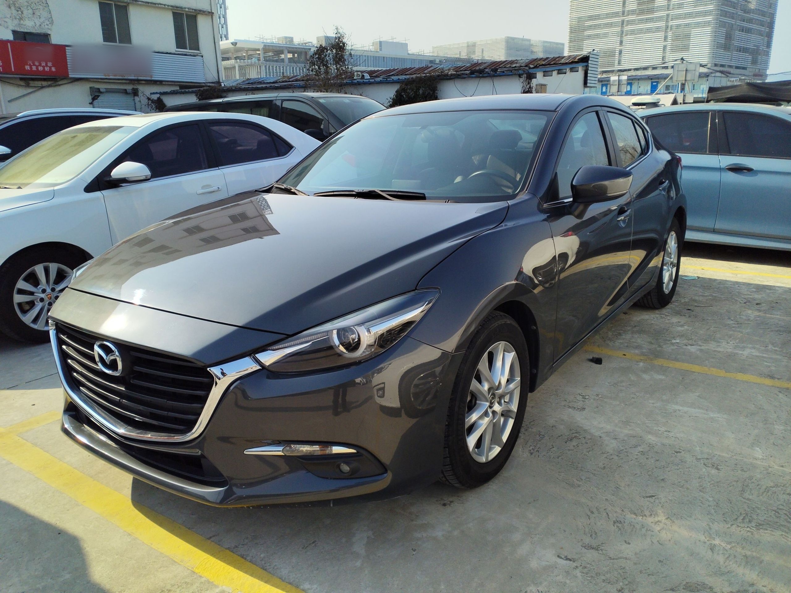 تحت مقدمة السيارة