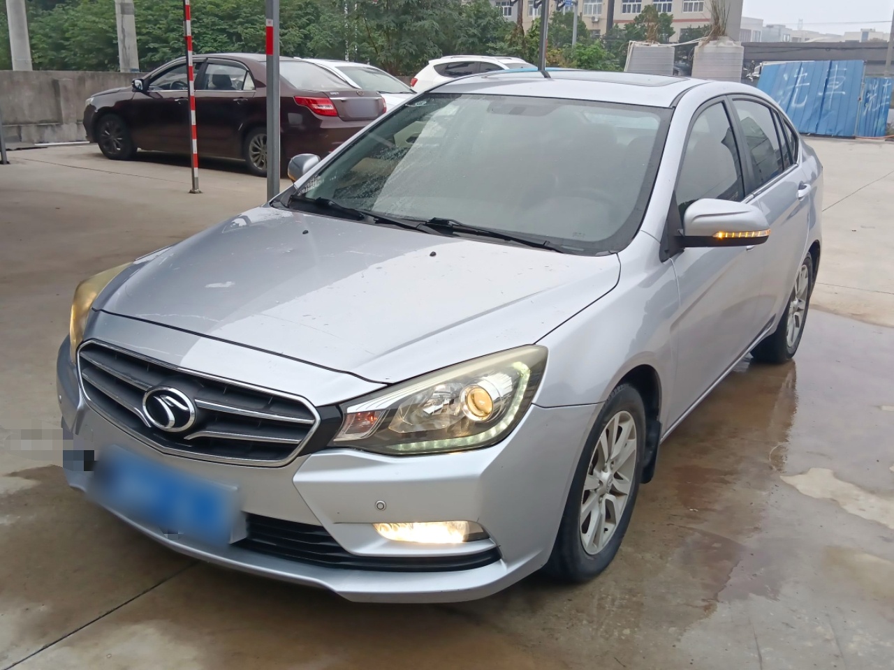 Под передней частью автомобиля