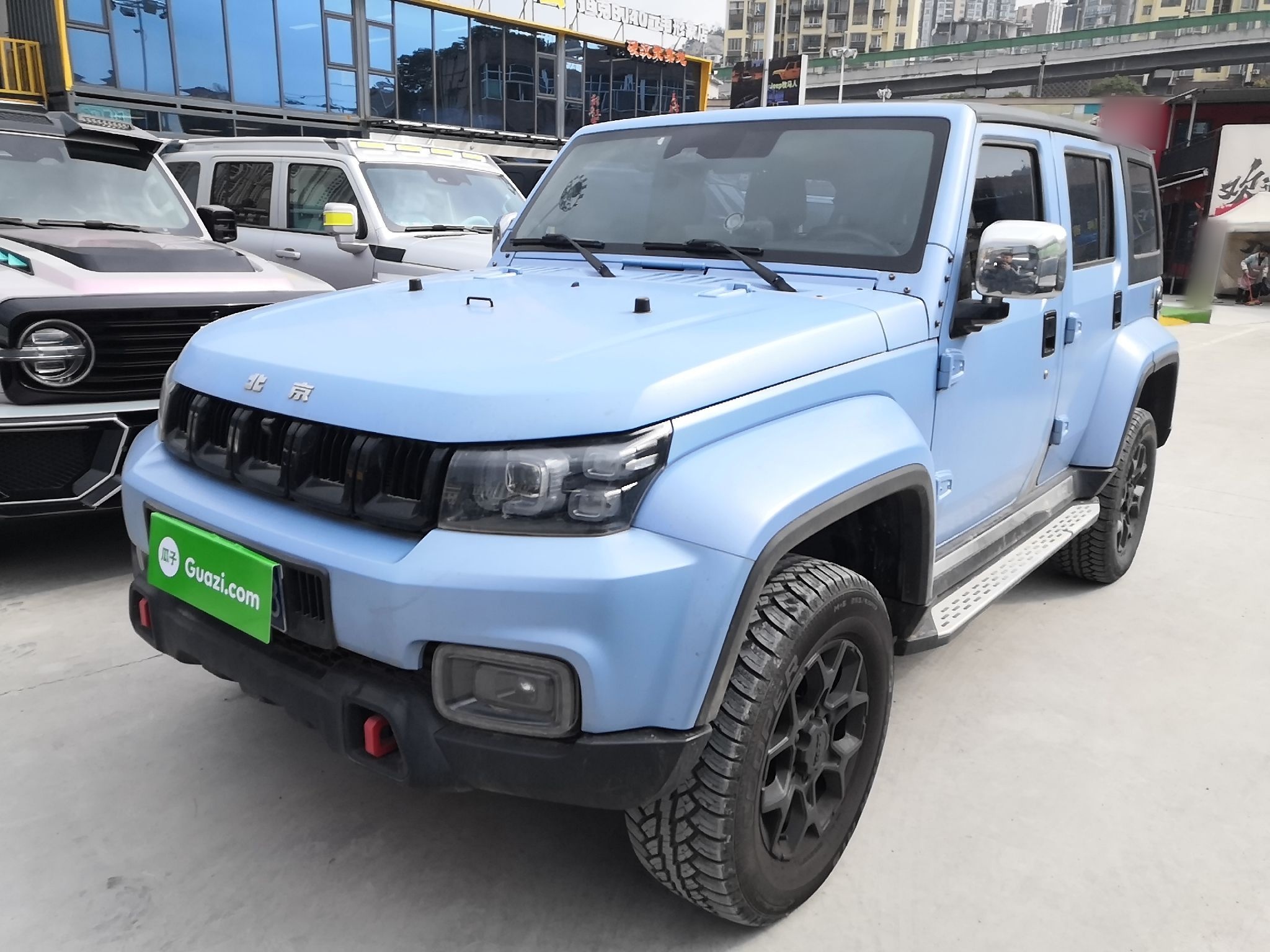 تحت مقدمة السيارة