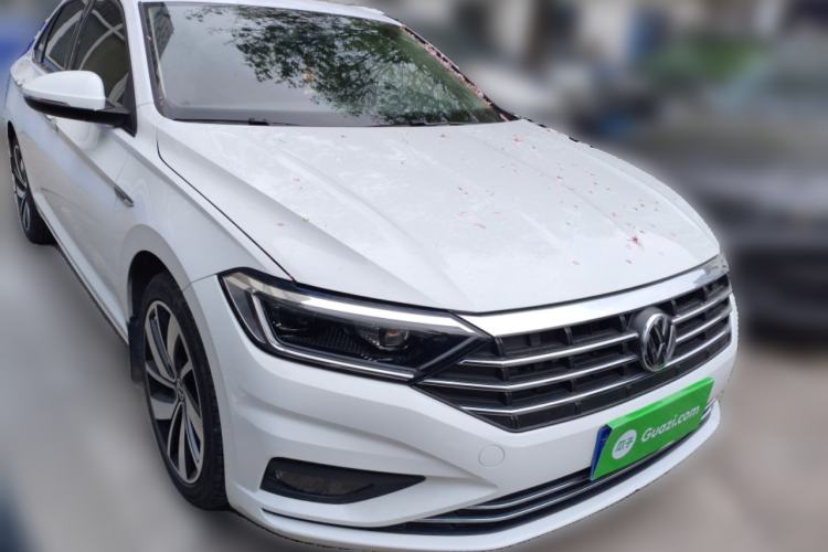 Used Volkswagen Sagitar  Front Right 45 Deg