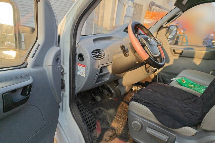 Used SAIC MAXUS Xintu V80 2021 2.0T Manual Classic City Delivery King Short Wheelbase Mid-Roof Design 3 Seats Interior 3