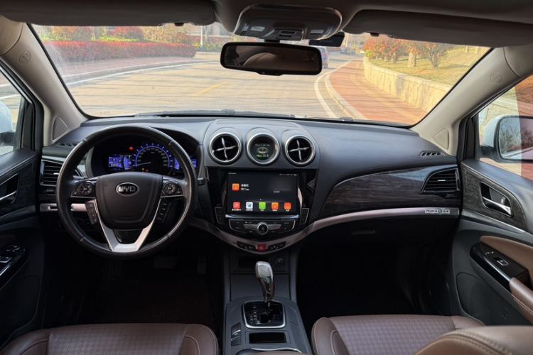 Used BYD S7 2017 2.0T Automatic Prestige Edition Interior 4