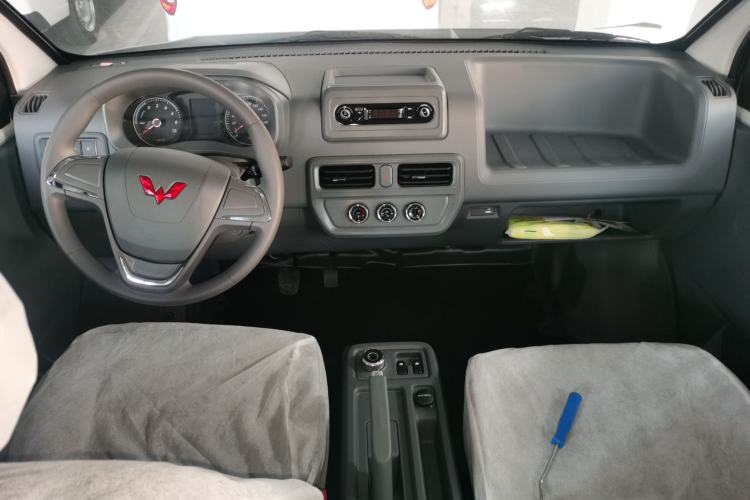 Used Wuling Yangguang 2025 Model 310KM Bus Edition—Customized by CATL