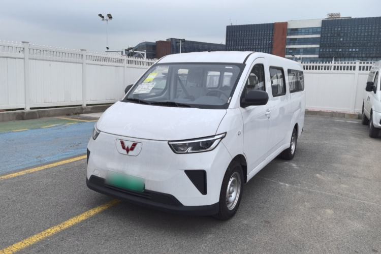 Used Wuling Yangguang 2024 300KM Comfort Version Passenger Van 75kW