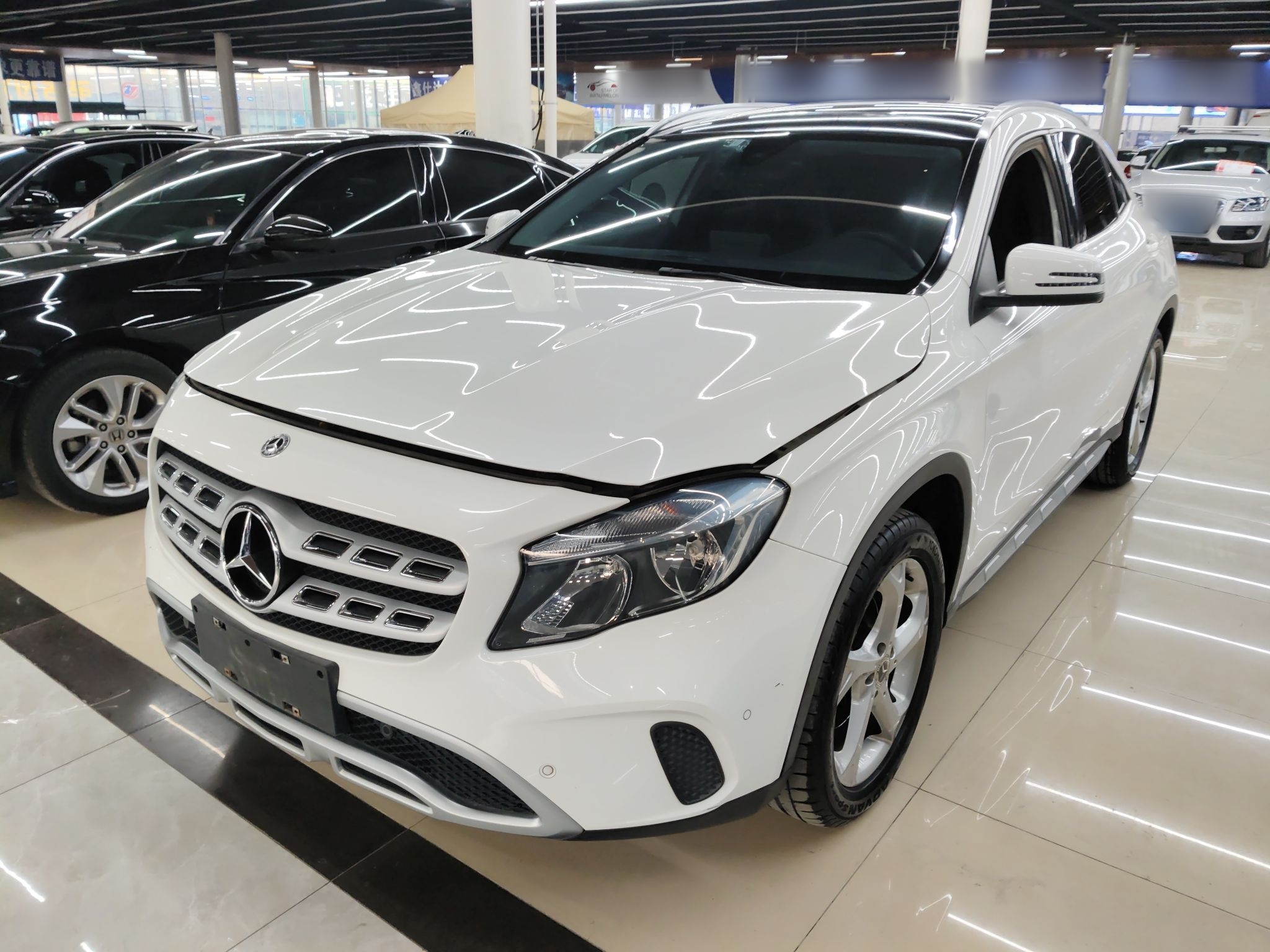 تحت مقدمة السيارة