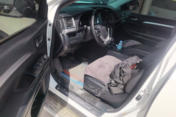 Used Toyota Highlander 2018 2.0T Four-Wheel Drive Luxury Edition 7 Seats China V Emission Standard Driver Seat