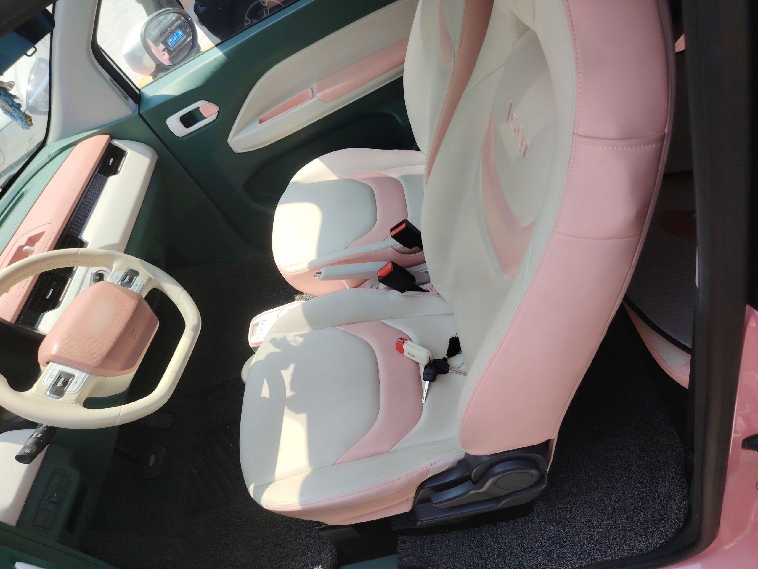 المقاعد الأمامية داخل السيارة