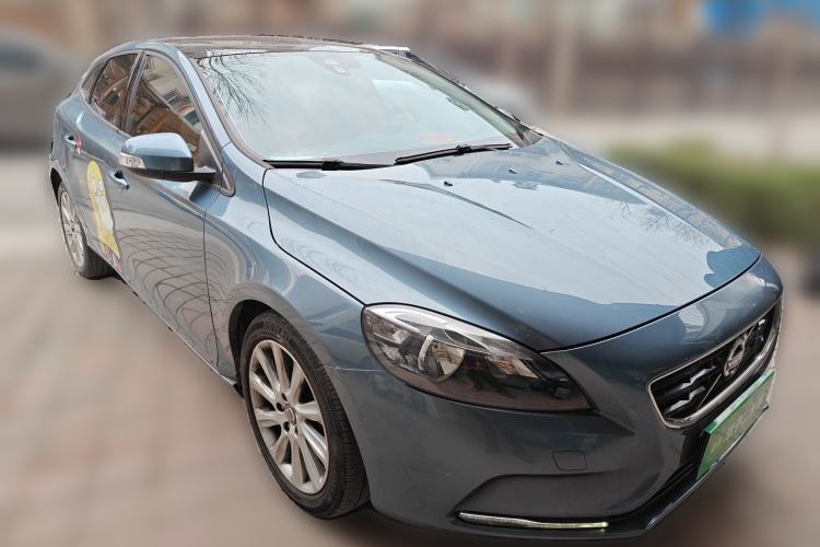 Used Volvo V40 2013 2.0T Zhiyi Edition Front Right 45 Deg