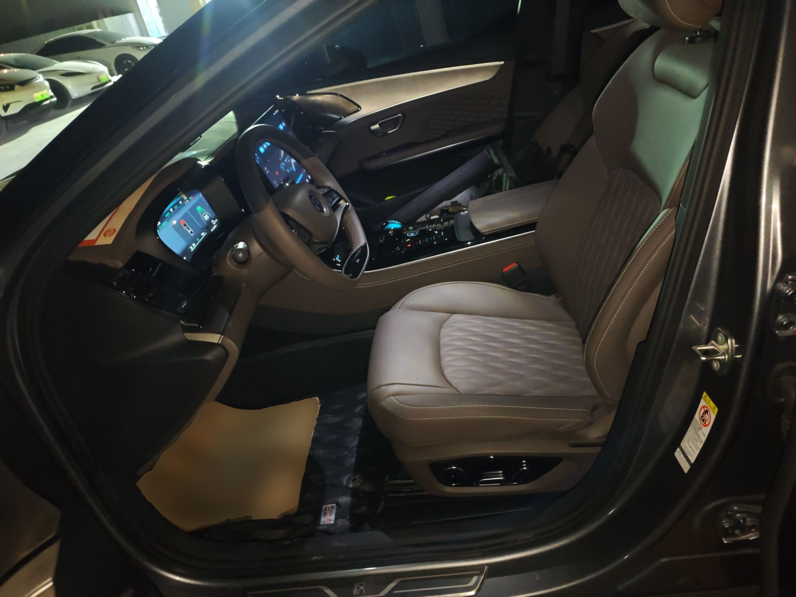 المقاعد الأمامية داخل السيارة