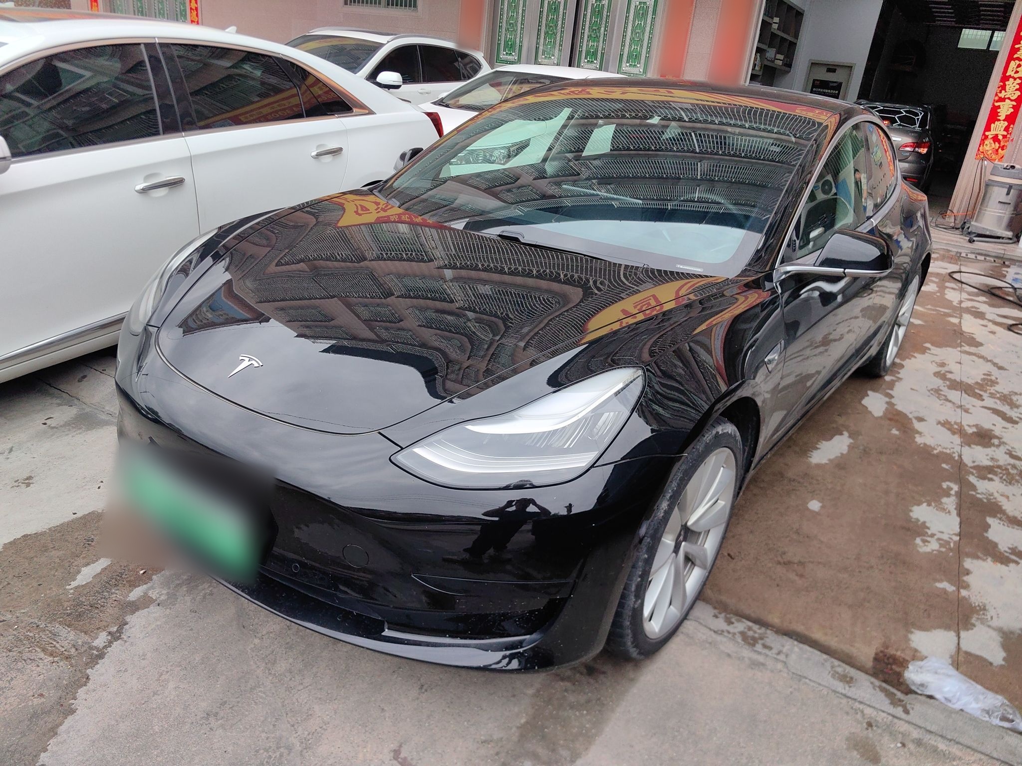 تحت مقدمة السيارة