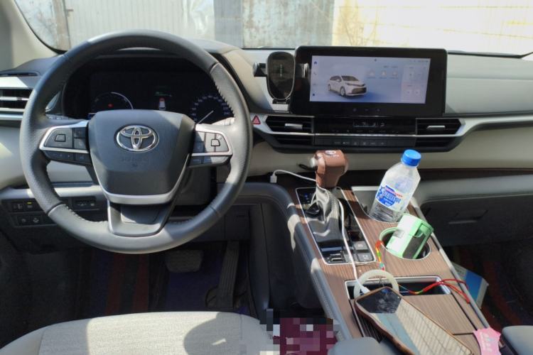 Used Toyota SIENNA 2026 Model 2.5L Dual-Engine Two-Wheel-Drive Comfort Edition Center Console