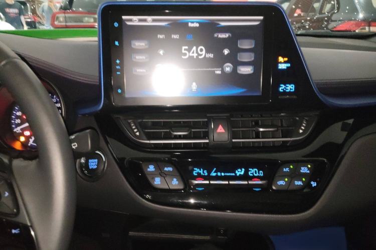 Used Toyota C-HR 2018 2.0L Luxury Sunroof Version China VI Standard Audio And AC Panel