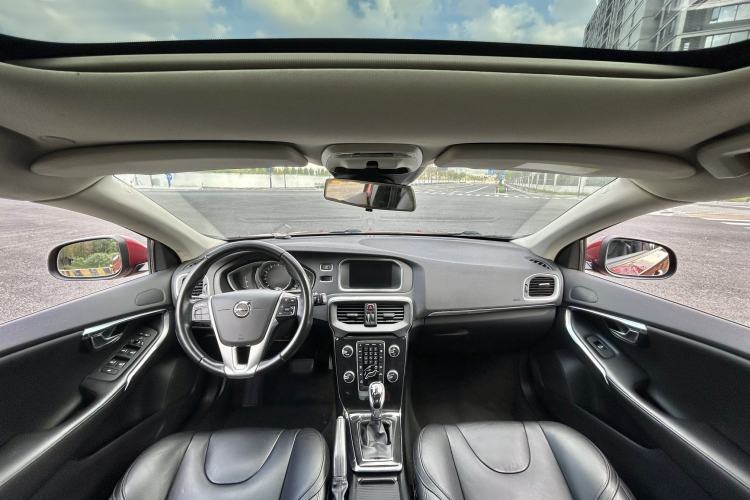 Used Volvo V40 2017 T3 Zhiyi Edition
