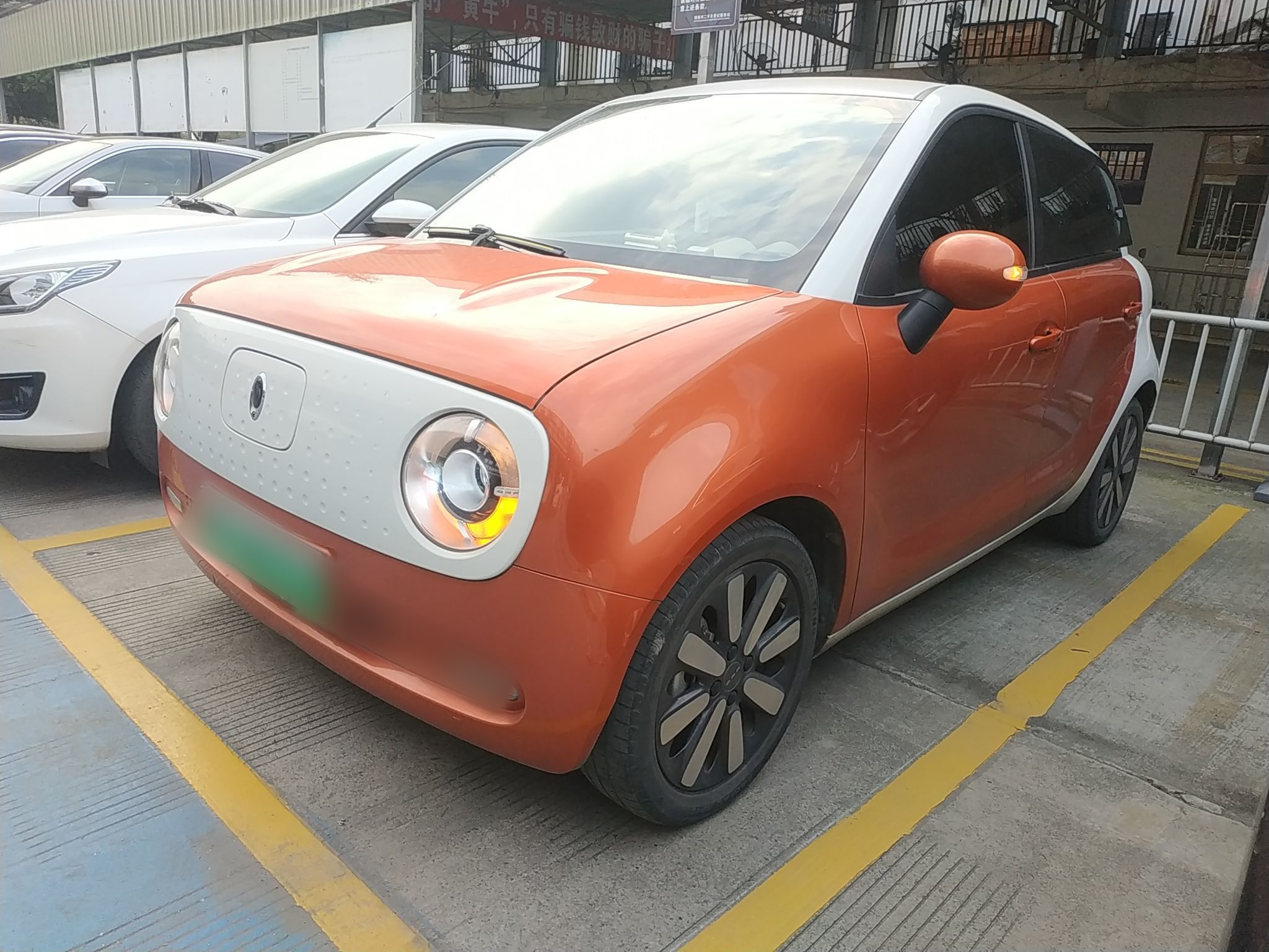 Под передней частью автомобиля