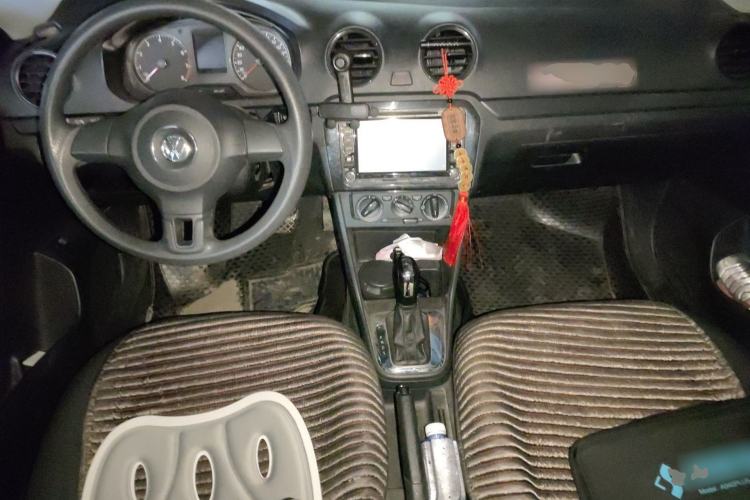 Used Volkswagen Jetta 2015 Value Edition 1.6L Automatic Fashion Version Center Console