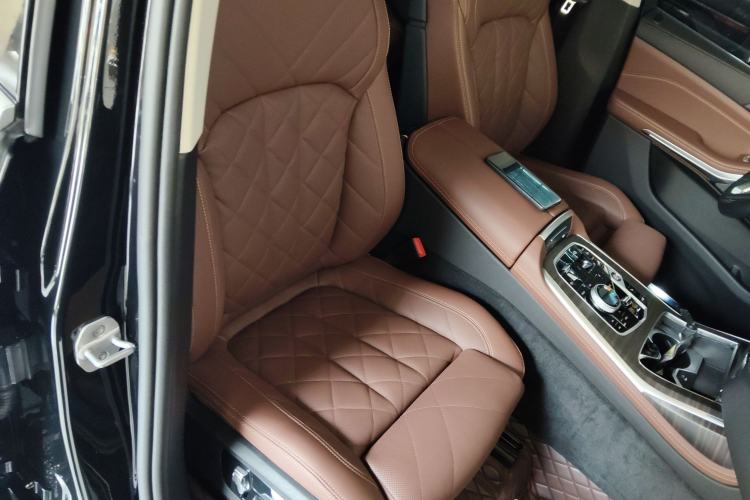 Used BMW X7 2024 xDrive40i Luxury Package – Leading Model Right Front Seat