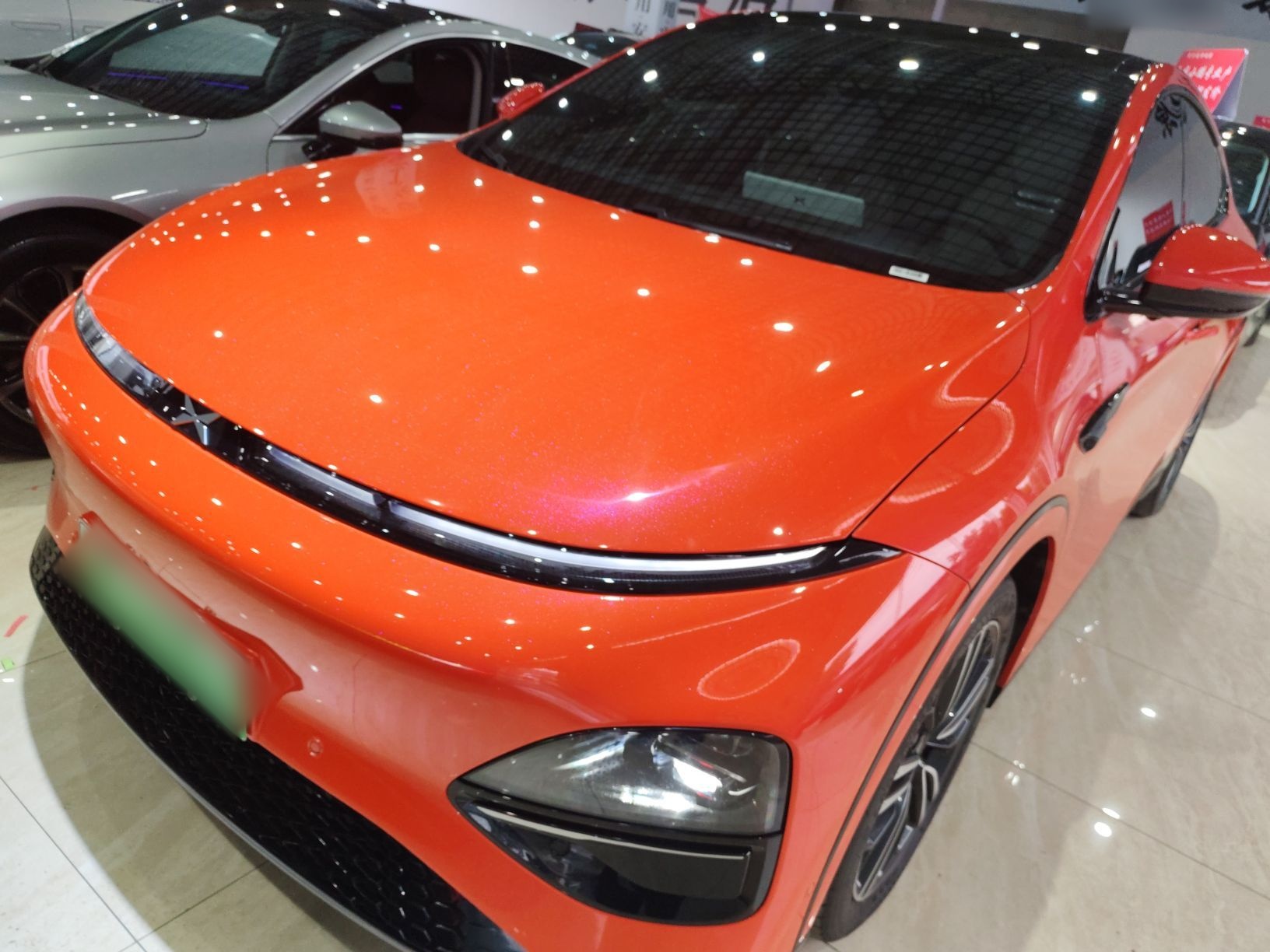 تحت مقدمة السيارة