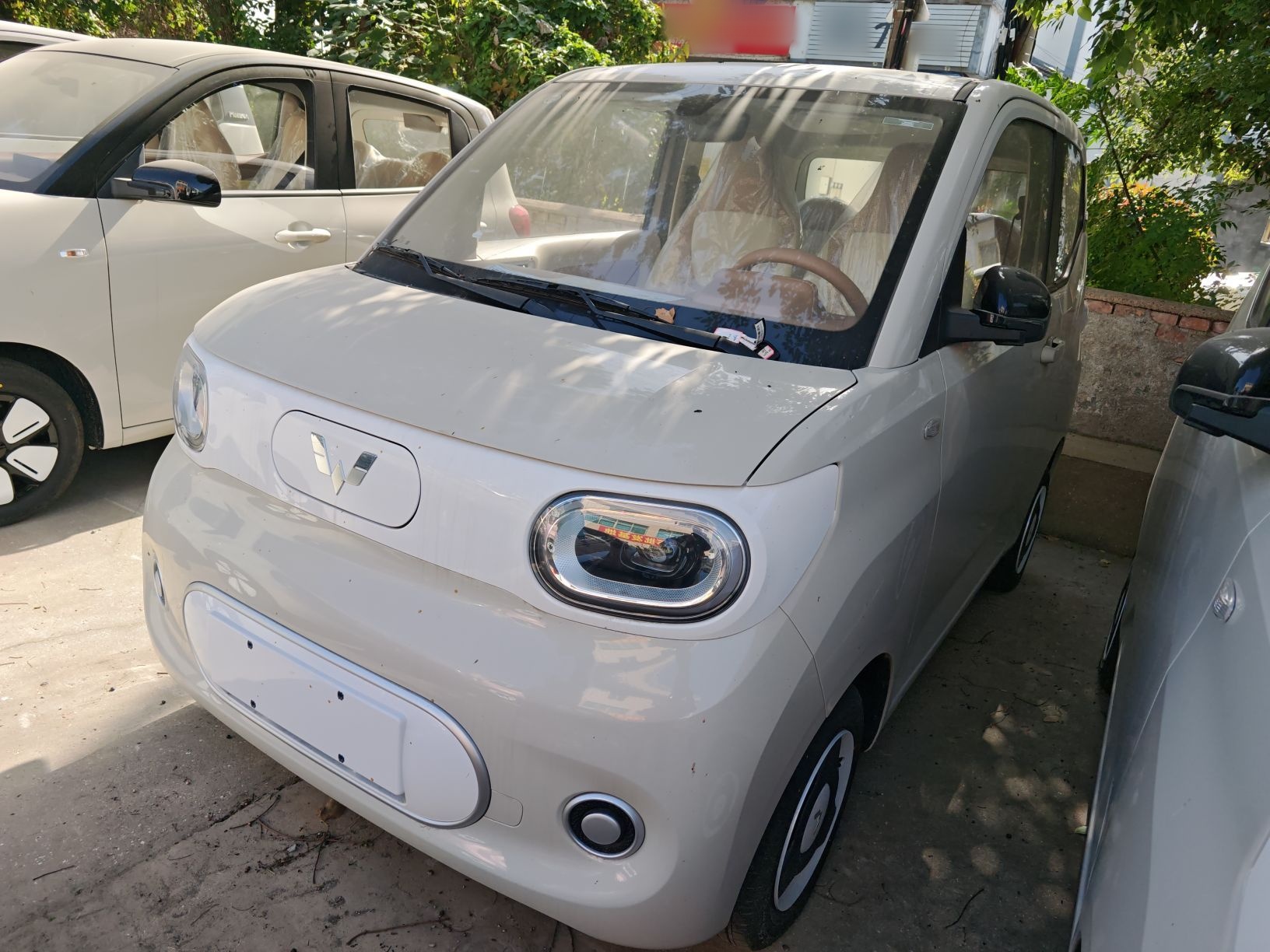 Под передней частью автомобиля